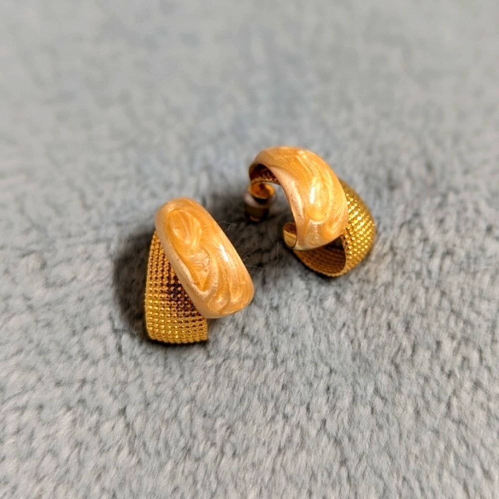 Vintage 1980's Double 1/2 Hoop Enamel and Goldtone Pierced Earrings - Picture 4 of 7